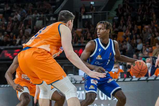 他凭借一记 他凭借一记